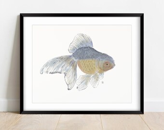 Könnte beinhalten: Ein Aquarellbild eines Goldfisches mit blau-weißem Körper und gelbem Schwanz. Der Fisch schwimmt nach rechts und hat ein schwarzes Auge.