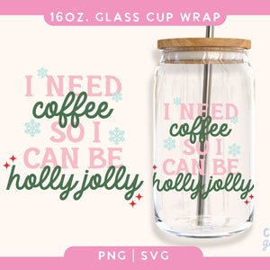 Peut inclure: Un habillage de tasse en verre de 473 ml avec un motif rose et vert. Le texte sur l'habillage est "J'ai besoin de café pour être joyeux".