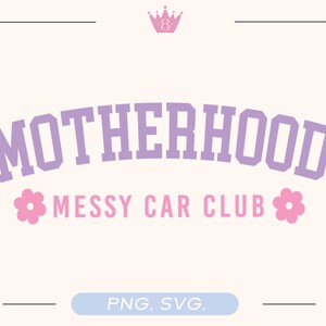 以下が含まれることがあります： 「MOTHERHOOD MESSY CAR CLUB」という紫色のテキストで、ピンクの王冠とテキストの両側に2つのピンクの花があります。テキストは大学風のフォントスタイルです。背景は白です。