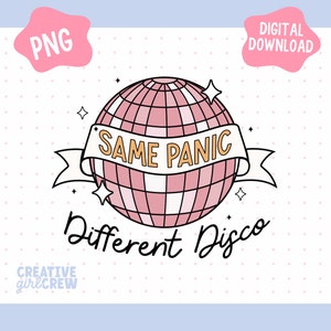 Puede incluir: Una bola de discoteca rosa con una cinta blanca que dice "Same Panic Different Disco" en letras amarillas. El fondo es blanco con un patrón de lunares rosas.