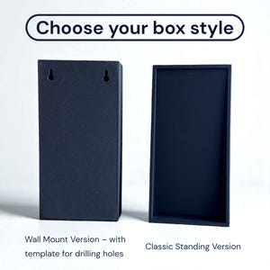 K&ouml;nnte beinhalten: Zwei schwarze rechteckige Boxen vor wei&szlig;em Hintergrund. Der Text "Choose your box style" steht oben. Eine Box ist eine Wandhalterung mit L&ouml;chern, die andere eine klassische Standversion.