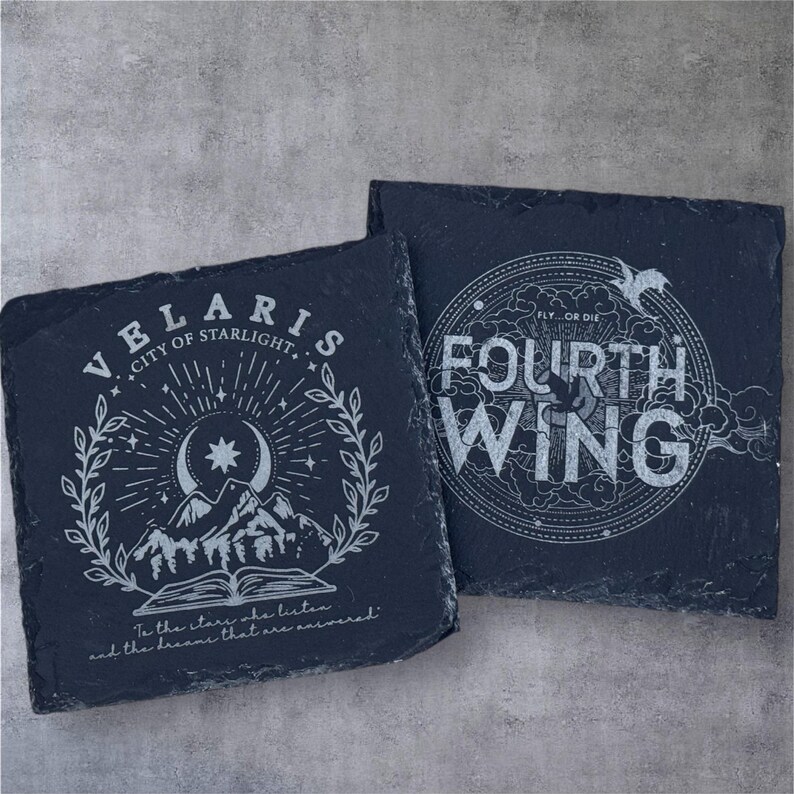 Peut inclure: Deux sous-verres en ardoise noire avec des motifs blancs. Le premier sous-verre repr&eacute;sente une lune croissante, des &eacute;toiles et des montagnes avec le texte "VELARIS CITY OF STARLIGHT." Le deuxi&egrave;me sous-verre repr&eacute;sente un cercle avec le texte "FLY...OR DIE FOURTH WING".