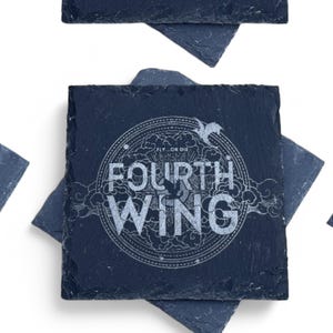 Peut inclure: Un dessous de verre en ardoise noire avec un motif blanc repr&eacute;sentant le texte "Fourth Wing" et les mots "Fly or Die" dans un cercle. Le motif comprend &eacute;galement un oiseau stylis&eacute; et des nuages.