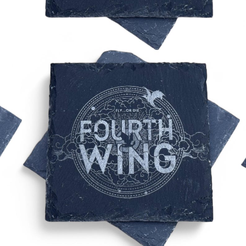 Peut inclure: Un dessous de verre en ardoise noire avec un motif blanc repr&eacute;sentant le texte "Fourth Wing" et les mots "Fly or Die" dans un cercle. Le motif comprend &eacute;galement un oiseau stylis&eacute; et des nuages.