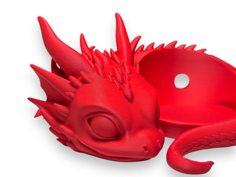 Pode incluir: Uma figura de drag&atilde;o vermelha brilhante, impressa em 3D, com cauda enrolada e olhos fechados. O drag&atilde;o tem uma superf&iacute;cie detalhada e texturizada e &eacute; projetado para ser um objeto decorativo.