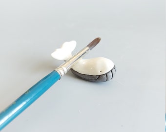 Whale design paintbrush holder, ceramic paintbrush holder, paint brush rest, paint brush holder, white brush rest, gift for artists