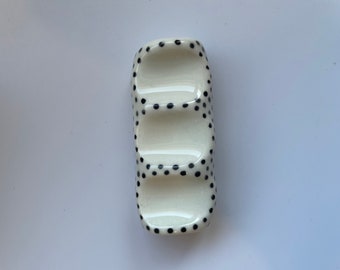 Reposapinceles de cerámica pintado a mano: regalo para artistas y accesorio para estudio creativo