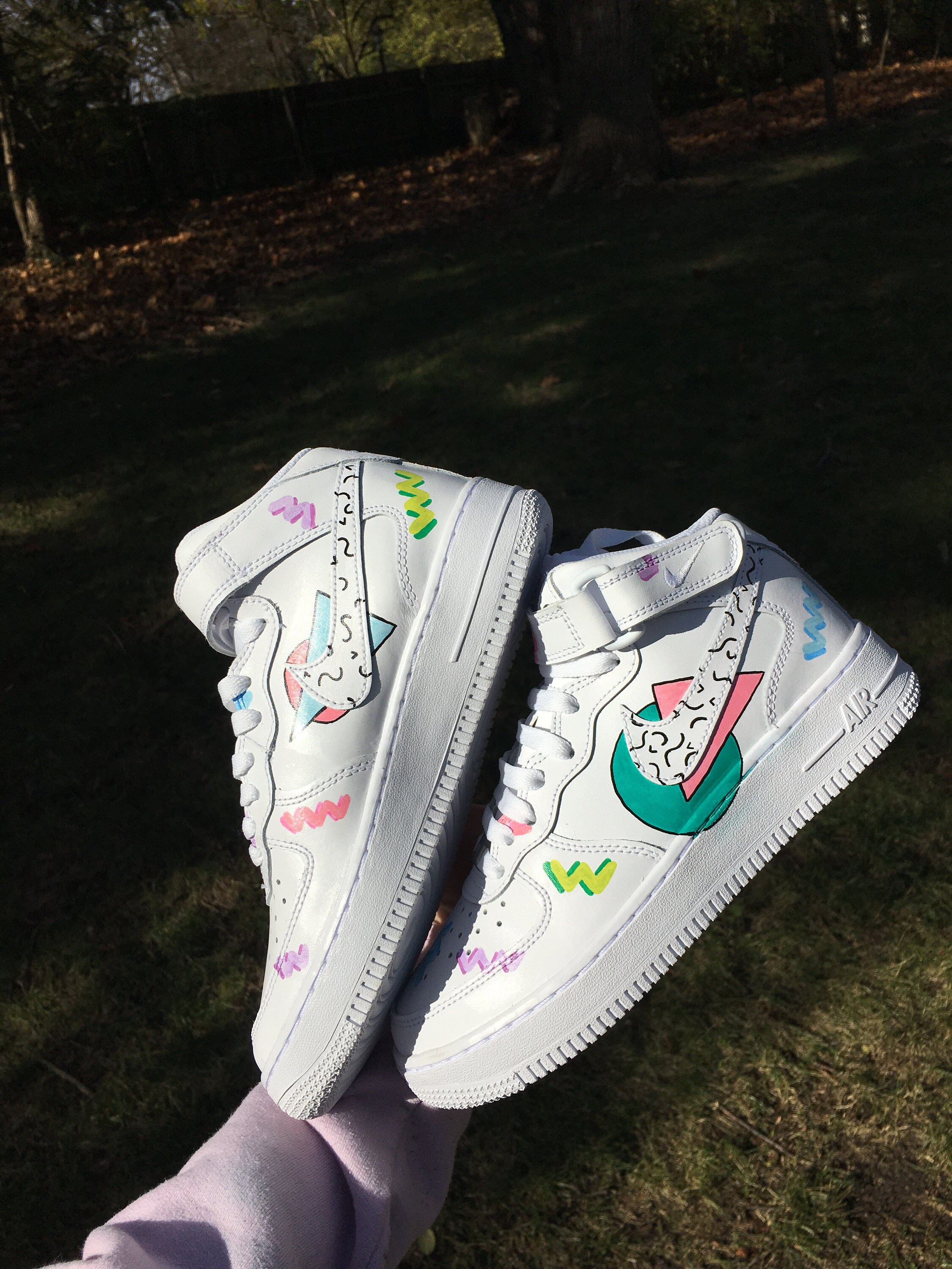 two different colored shoes nike