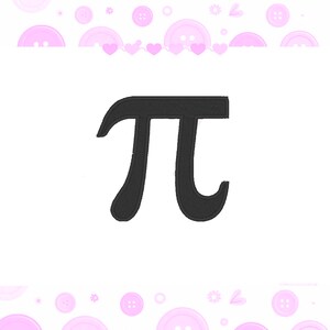 Puede incluir: Un símbolo pi bordado en negro centrado sobre un fondo blanco. El diseño está enmarcado por un borde de botones de color rosa claro y pequeñas formas de corazón en la parte superior e inferior, creando un patrón decorativo.