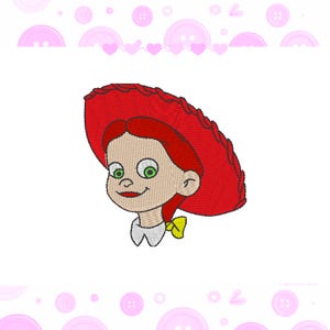 Pode incluir: Desenho bordado de uma menina de desenho animado com cabelo ruivo usando um chapéu de cowboy vermelho e uma camisa branca com um laço amarelo.