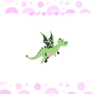Pode incluir: Um design de bordado apresentando um dragão verde-claro com asas verde-escuras e pretas, uma cauda longa com uma ponta afiada e pequenos espinhos ao longo das costas. O dragão é retratado em uma pose de voo com as asas abertas e membros estendidos.