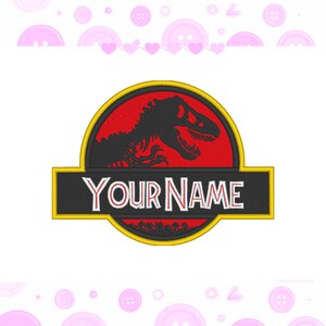 Könnte beinhalten: Ein kreisförmiger Stickaufnäher mit der schwarzen Silhouette eines Dinosaurierskeletts auf rotem Grund, umrandet von einem gelben Rand. Ein schwarzes rechteckiges Banner verläuft mittig mit dem weißen Text YOUR NAME.