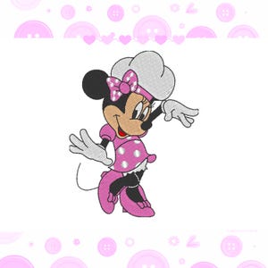 Pode incluir: Imagem bordada de um rato de desenho animado em um vestido rosa com bolinhas brancas, um laço combinando e um chapéu de chef. O rato está sorrindo e tem luvas e sapatos brancos. O fundo é branco com detalhes em rosa.