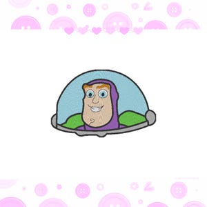 以下が含まれることがあります： 紫色のスーツと青いヘルメットを着た漫画のキャラクターの刺繍パッチ。キャラクターは笑顔で右を見ています。キャラクターは緑色の背景の宇宙船の中にいます。