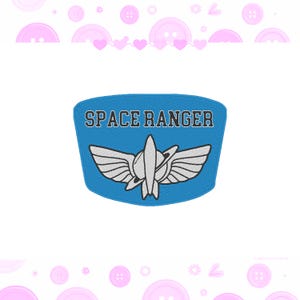 Pode incluir: Um patch bordado azul com as palavras "SPACE RANGER" em letras brancas. Abaixo do texto, há um gráfico branco e cinza de uma nave espacial com asas. O patch tem uma borda azul.