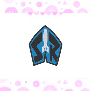 Pode incluir: Patch bordado com um design de escudo azul e preto com as letras "SR" e um foguete branco. O patch tem um fundo branco e é cercado por uma borda rosa e branca com corações e botões.