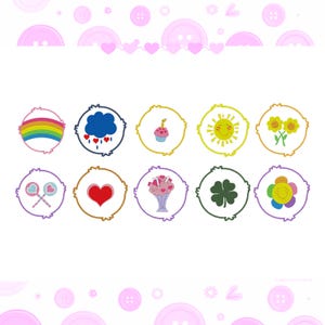 Peut inclure: Une collection de dix graphiques colorés de style dessin animé, chacun dans un cadre circulaire. Les motifs comprennent un arc-en-ciel, un nuage avec des cœurs, un cupcake, un soleil souriant, des fleurs, des sucettes, un cœur, un bouquet, un trèfle à quatre feuilles et une fleur souriante.