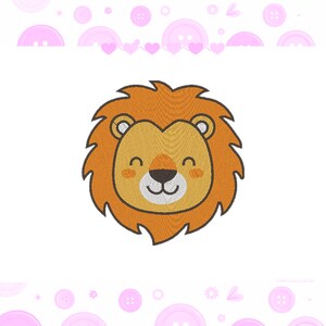 Pode incluir: Um rosto de leão de desenho animado sorrindo, com uma juba laranja e um rosto amarelo claro. O leão tem um nariz preto, uma boca branca e bochechas rosadas. A imagem é cercada por botões e corações rosa em um fundo branco.