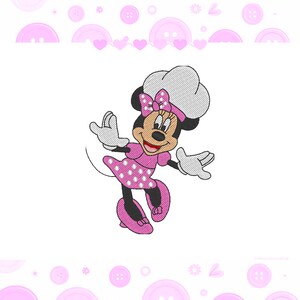 Pode incluir: Design bordado de um rato de desenho animado em um vestido rosa com bolinhas brancas, um laço combinando e um chapéu de chef. O rato está sorrindo e tem luvas brancas e sapatos pretos. O fundo é branco com detalhes em rosa.