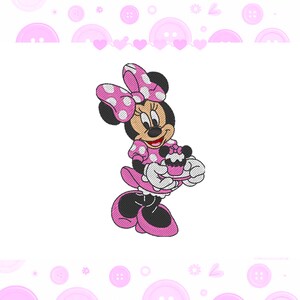 Pode incluir: Um design de bordado apresentando um personagem de rato de desenho animado com um grande laço rosa de bolinhas, vestindo um vestido e sapatos rosa combinando, segurando um pequeno cupcake com topo de orelhas de rato, cercado por botões rosa.