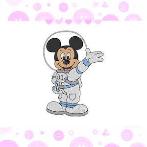 Pode incluir: Imagem bordada de Mickey Mouse em um traje de astronauta branco e azul, capacete e luvas. Mickey está sorrindo e acenando com a mão direita. A imagem tem um fundo branco com botões rosa, corações e detalhes florais.