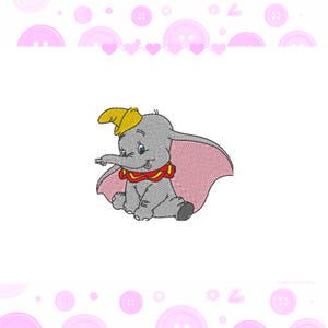 Pode incluir: Imagem bordada de Dumbo, o elefante, com corpo cinzento, orelhas grandes cor-de-rosa e um chapéu amarelo. Dumbo usa uma gola vermelha e amarela e está sentado com a tromba estendida. A imagem está num fundo branco com elementos decorativos cor-de-rosa.