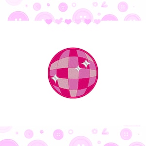 Könnte beinhalten: Ein kreisförmiger gestickter Aufnäher mit einem Discokugel-Motiv in verschiedenen Pink- und Hellrosatönen. Die Oberfläche ist in einem Karomuster unterteilt und mit drei weißen vierzackigen Sternen verziert, umrandet von einem pinken Rand.