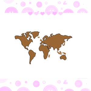 Pode incluir: Um desenho de mapa-múndi bordado em castanho sobre um fundo branco. O mapa apresenta contornos detalhados de continentes e países. A imagem é decorada com botões e corações cor-de-rosa.