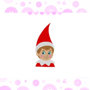 Op de afbeelding: Geborduurd ontwerp van een cartoon elf met een rode hoed, witte rand en een witte kraag. De elf heeft bruin haar, blauwe ogen en een glimlachende uitdrukking. De achtergrond is wit met roze knopen en harten.