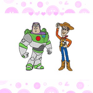 Könnte beinhalten: Gesticktes Design mit Buzz Lightyear in einem grün-weißen Raumanzug und Woody in einem Cowboy-Outfit. Die Charaktere stammen aus dem Animationsfilm Toy Story. Das Design befindet sich auf einem weißen Hintergrund mit rosa Dekorationselementen.