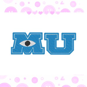 Pode incluir: Letras azuis bordadas "MU" com contorno branco. A letra "M" apresenta um design de olho. A imagem tem um fundo branco com botões e corações rosa.