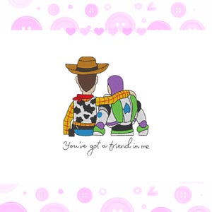 Pode incluir: Design bordado com Woody e Buzz Lightyear de Toy Story, com o braço de Woody em volta de Buzz. Woody usa um chapéu de cowboy e Buzz tem um capacete roxo. O texto "You've got a friend in me" está abaixo.