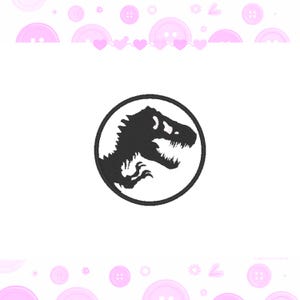 Pode incluir: Silhueta preta de um dinossauro dentro de um círculo branco. O dinossauro é um Tyrannosaurus Rex, mostrando sua cabeça e parte superior do corpo. O design está em um fundo branco com botões e corações rosa.