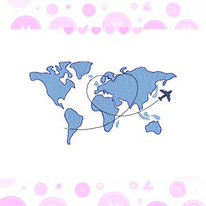 Pode incluir: Um design de mapa-múndi bordado em azul com um avião preto e uma rota de voo em forma de coração. O design está em um fundo branco com botões e corações rosa na borda.