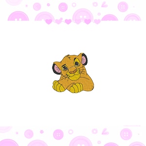 Könnte beinhalten: Gestickter Aufnäher mit einem Cartoon-Löwenjungen in Gelb- und Brauntönen. Das Junge liegt mit gekreuzten Pfoten da und hat einen süßen Ausdruck. Der Aufnäher ist wahrscheinlich für Kleidung oder Accessoires.