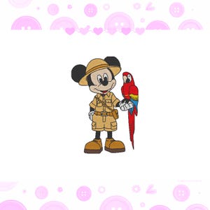 Pode incluir: Design bordado com Mickey Mouse em traje de safari, segurando uma arara vermelha, azul e amarela. Mickey usa chapéu, camisa, calções e botas de safari bege. Fundo branco com botões e corações rosa.
