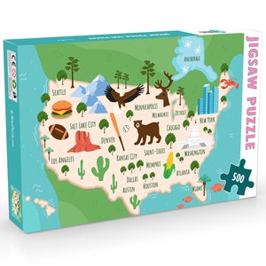 Può includere: Un puzzle da 500 pezzi che presenta una mappa colorata degli Stati Uniti con monumenti e simboli iconici per ogni stato. La scatola del puzzle mostra una mappa a cartoni animati degli Stati Uniti con i nomi degli stati e simboli come un orso, un'aragosta, un cactus e un pallone da football.