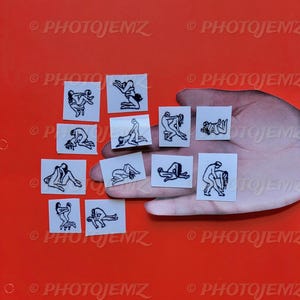 Könnte beinhalten: Zwölf kleine weiße Quadrate mit schwarzen Strichzeichnungen von Paaren in verschiedenen Posen. Die Quadrate sind in vier Reihen zu je drei angeordnet.