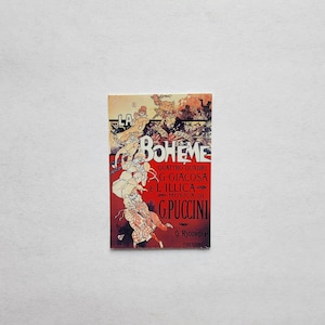 Petit autocollant en vinyle La Bohème (Giacomo Puccini, 1895) par Adolfo Hohenstein