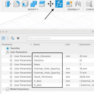 Op de afbeelding: Een screenshot van een computerscherm met een software-interface voor het maken van 3D-modellen. De interface heeft een werkbalk met pictogrammen voor het wijzigen, assembleren en configureren van modellen. Het scherm toont ook een lijst met parameters voor het model, waaronder Hole_Diameter, Columns, Rows, Internal_Hole_Spacing, External_Hole_Spacing, Stock_Thickness, Y_Axis en X_Axis.