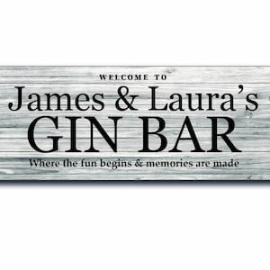 Könnte beinhalten: Ein rustikales Holzschild mit dem Text "WELCOME TO James & Laura's GIN BAR Where the fun begins & memories are made".