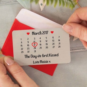 Tarjeta personalizada tipo billetera de metal cepillado Nuestro primer beso, Recuerdo romántico personalizado