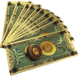 Peut inclure: Une pile de billets de banque de couleur or avec un motif vert représentant un logo Bitcoin et le texte "One Bitcoin".