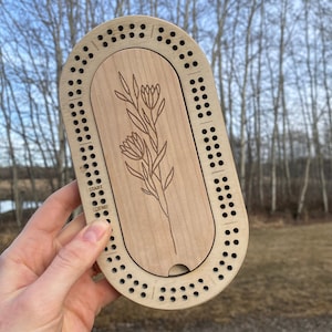 Mini tablero para cuna con espacio para guardar las clavijas - Flor