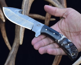 Handmade Damascus Steel Gut Hook Knife: Ram's Horn Handle, Leather Sheath