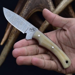 Nóż myśliwski/EDC Knives Ranch, ręcznie robiony, ze stali damasceńskiej, z pełnym trzpieniem, z rękojeścią z kości bydlęcej i poziomą pochwą kowbojską - opcjonalne opakowanie na prezent (3055-B)