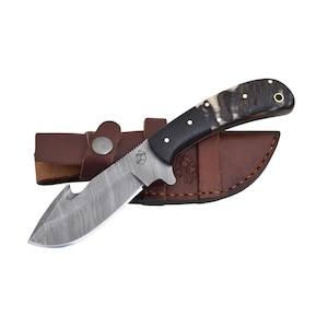 Handmade Damascus Steel Gut Hook Knife: Ram&#39;s Horn Handle, Leather Sheath