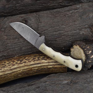 Handmade Damascus Steel Drop Point Hunting Knife: Cattle Bone Handle, Cowhide Sheath Bild 3