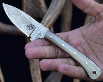 Handgefertigtes Damast-Stahl-Messer mit Rinderbeingriff und Cowboy-Scheide