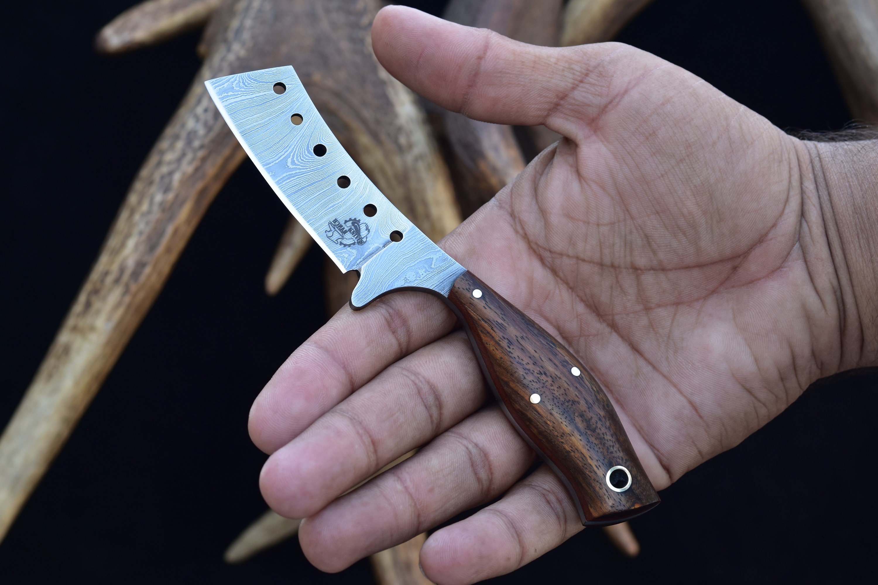 Knives Ranch Handgefertigtes Damast-Stahl EDC Messer aus Damaszener Stahl mit Palisander Griff und Cowboy Scheide - Optional mit Geschenkverpackung (3131-IRW)
